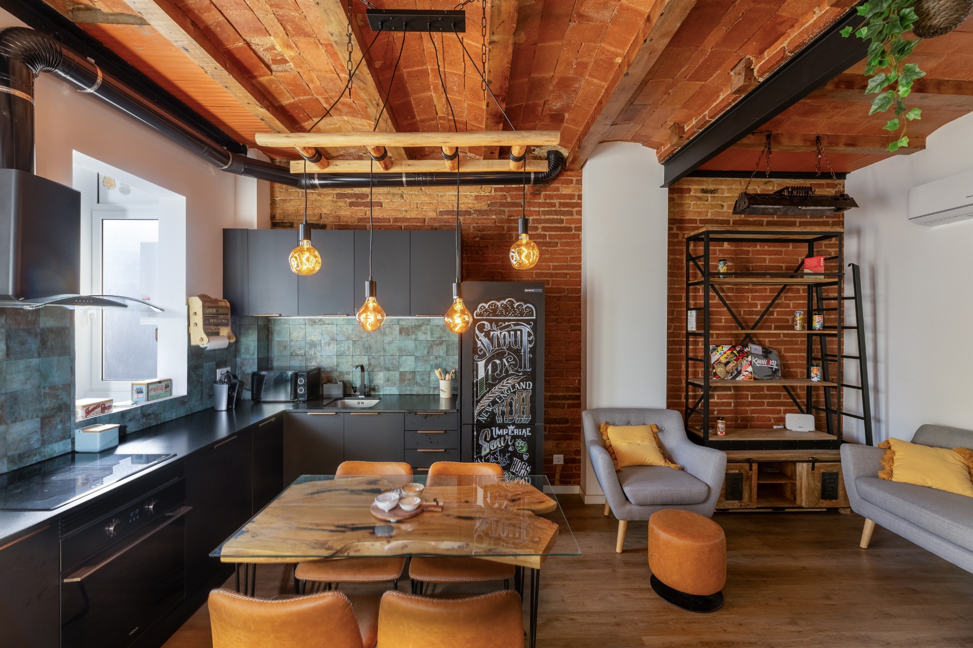 Reforma integral de cocina abierta a salón con techo de bóveda catalana y pared de ladrillo visto en Poble Sec Barcelona