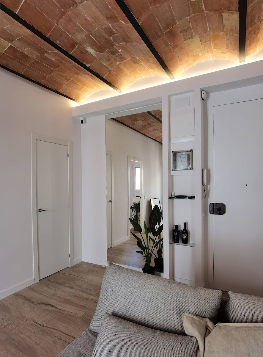 Diseño de interiores y reforma de salón contemporáneo y con luz indirecta en Gràcia Barcelona